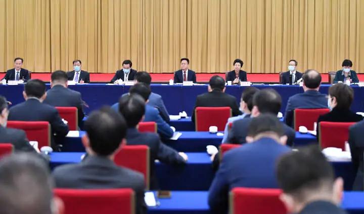 万事利集团董事长屠红燕为打造浙江民族品牌发声