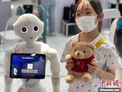 北京科技周展出上百项成果 科普机器人“小科”受关注