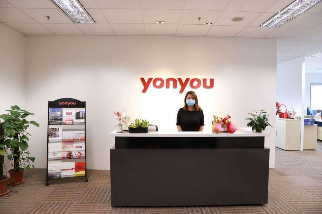 房间里的家具
中度可信度描述已自动生成