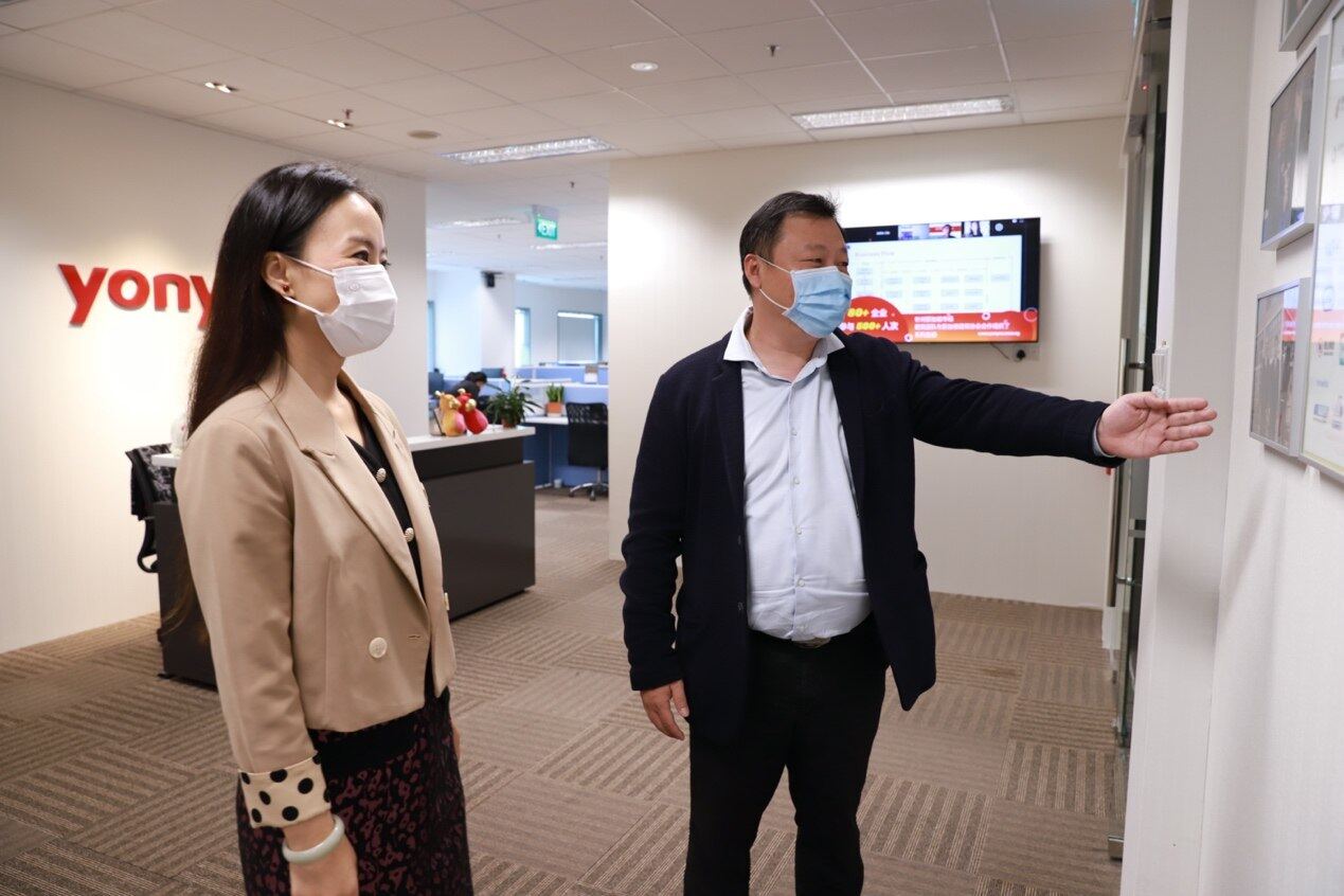 图片包含 人, 室内, 天花板, 站
描述已自动生成