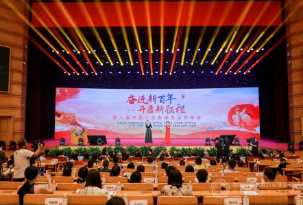 小豆蔻儿（连雨馨）做客巅峰对话，探讨奋进再启航，中国企业如何向稳向上